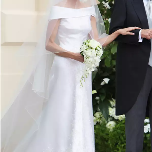 Sencilla y simple la ahora esposa de Alberto de Mónaco apostó por un atuendo de Armani Privé con escote en barco y falda en corte en `A´.