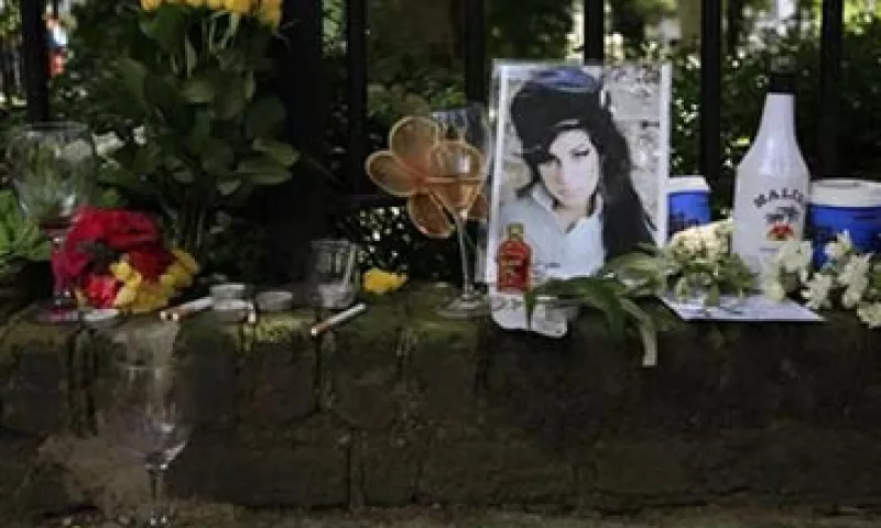 Los padres de Winehouse agradecieron el apoyo de admiradores congregados en frente la casa de la cantante en Londres. (Foto: Reuters)