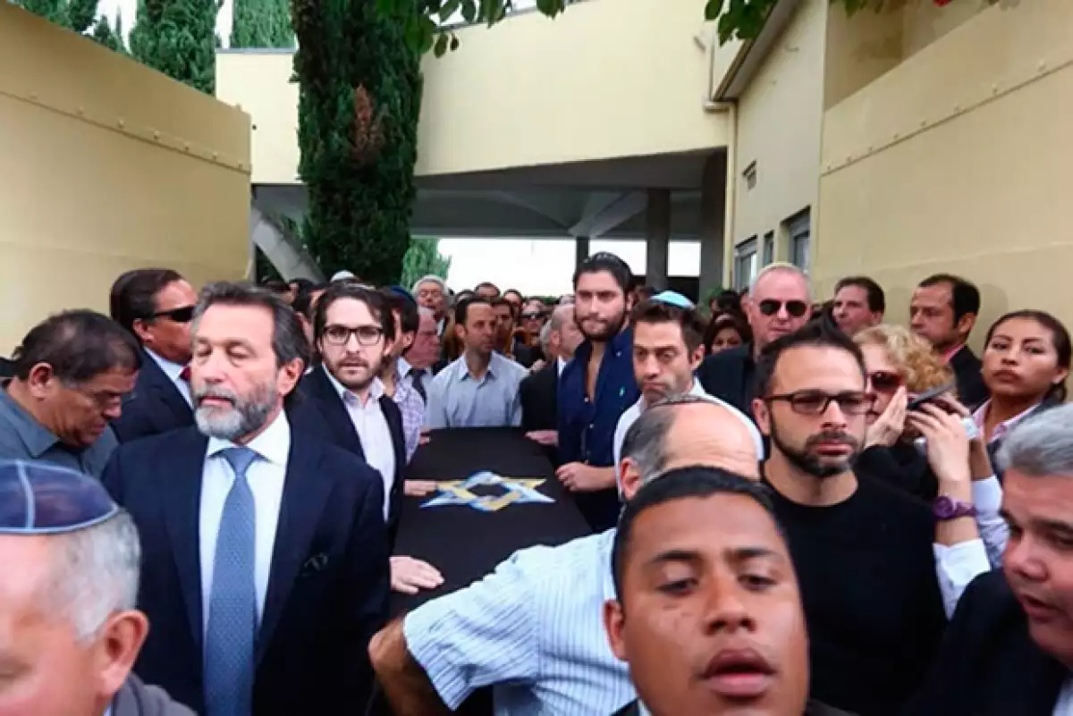 Siguiendo la tradición judía, el cantante y su hermano fueron los encargados de bañar el cuerpo del periodista para alistarlo hacia el sepulcro.
