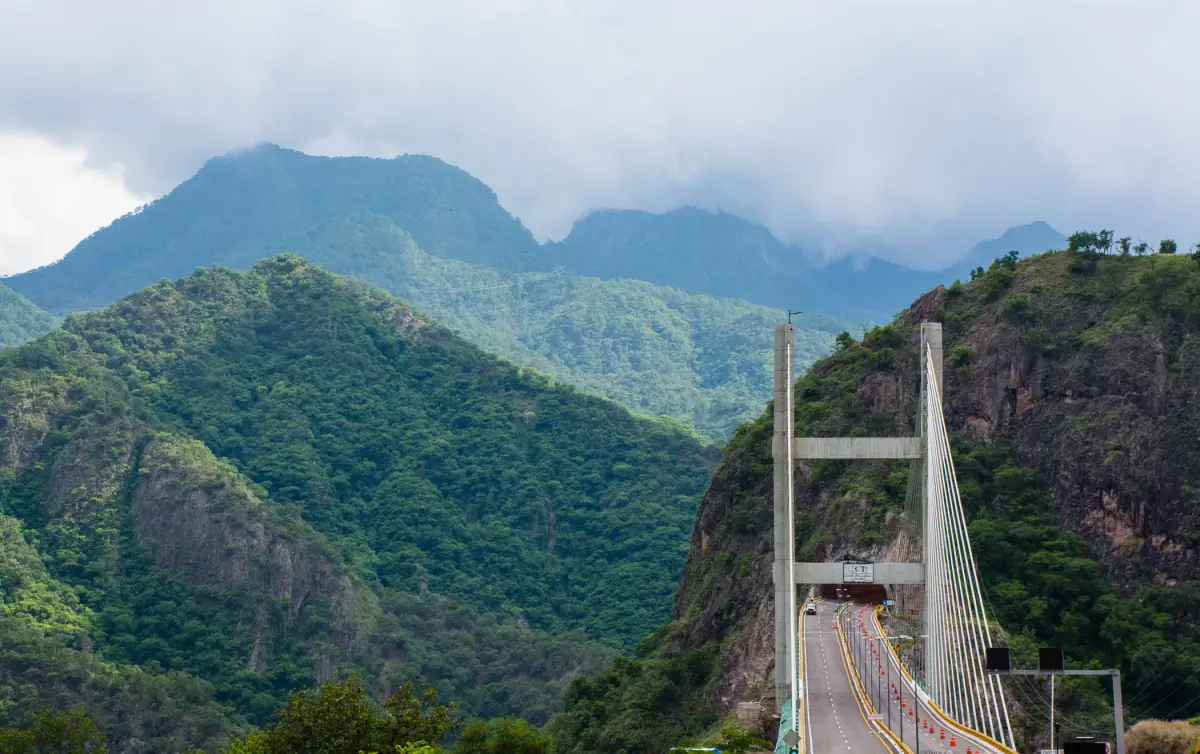 Vista panorama de un puente en medio de unas montañas, una obra de infraestructura en México.