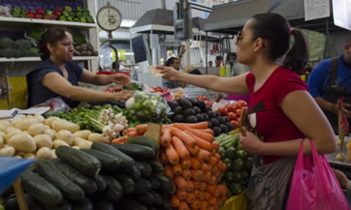 Además de los precios se debe considerar la baja creación de empleos y los bajos sueldos y salarios de gran parte de la población. (Foto: Cuartoscuro)