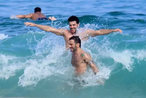 También la pareja estuvo un rato en el mar.