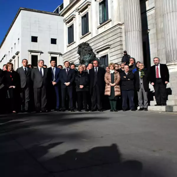 El embajador de Francia en ese país se reunió con legisladores para guardar un minuto de silencio.