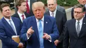 Trump fuera de la Casa Blanca la semana pasada luego de haberse reunido con los principales líderes de la IA. 