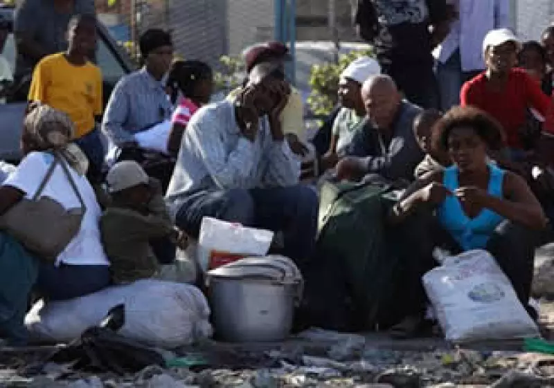 La falta de combustible y el bloqueo de caminos dificultan la asistencia a los desplazados por el sismo. (Foto: AP)