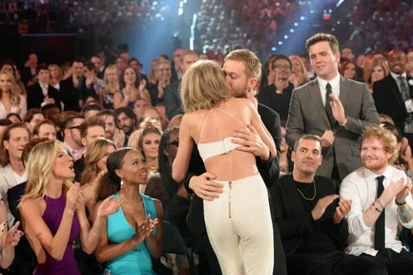 La cantante recibió una efusiva felicitación de su novio al resultar ganadora en los premios Billboard.