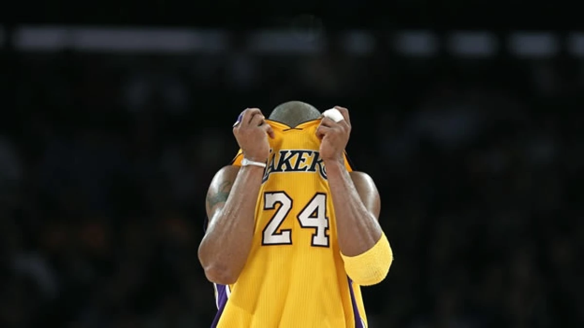 un jugador de los lakers se seca el sudor