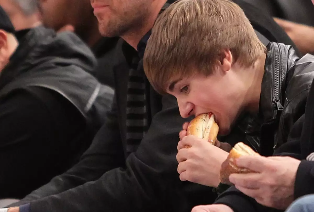 Disfrutando un típico hot dog.