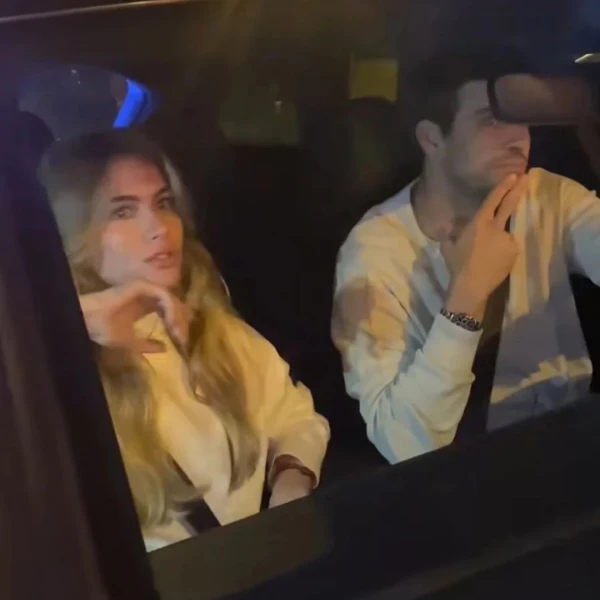 Piqué y su novia Clara Chía captados afuera del estadio Camp Nou muy felices