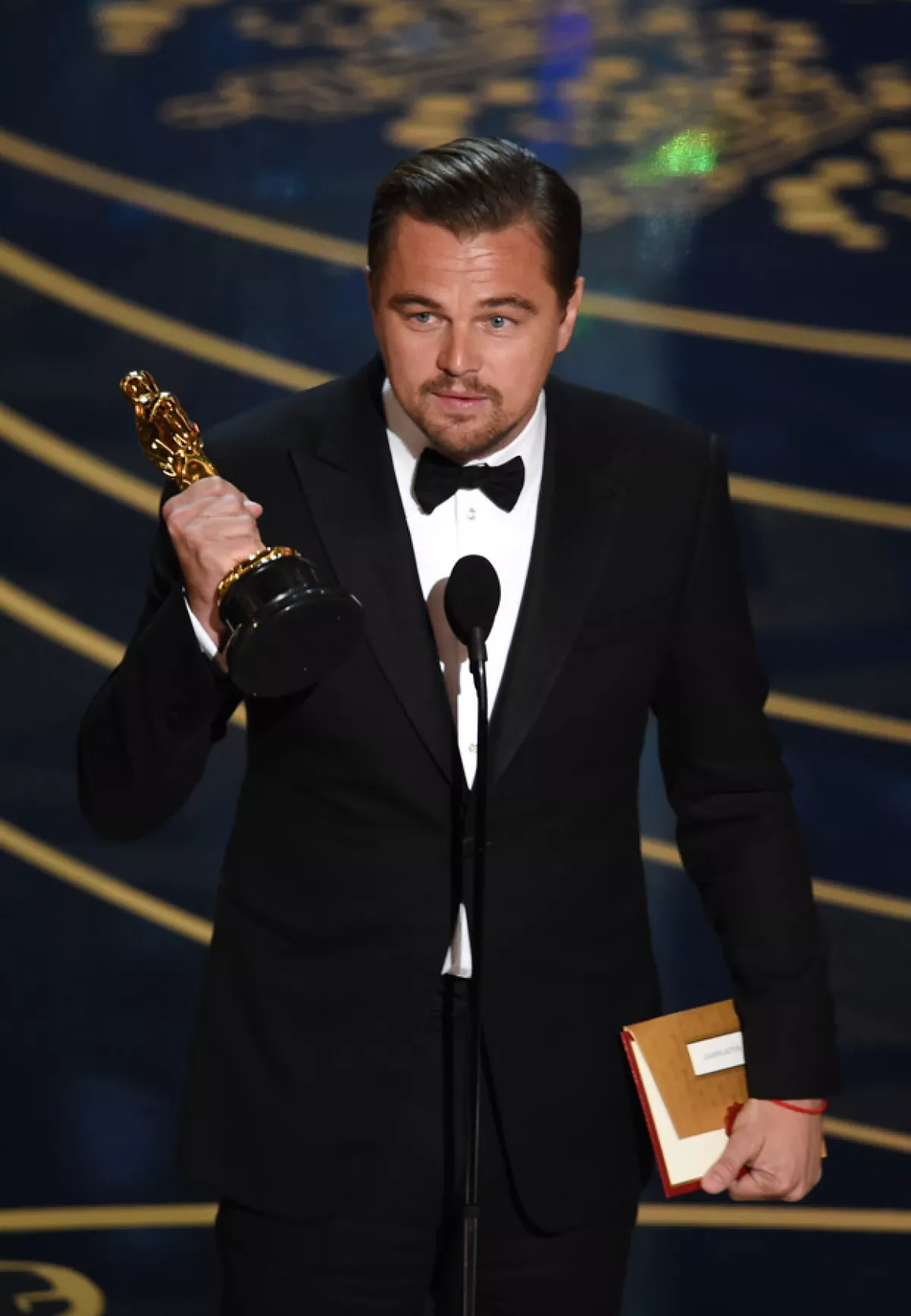 El actor ganó ayer su primer Oscar por su actuación en The Revenant.