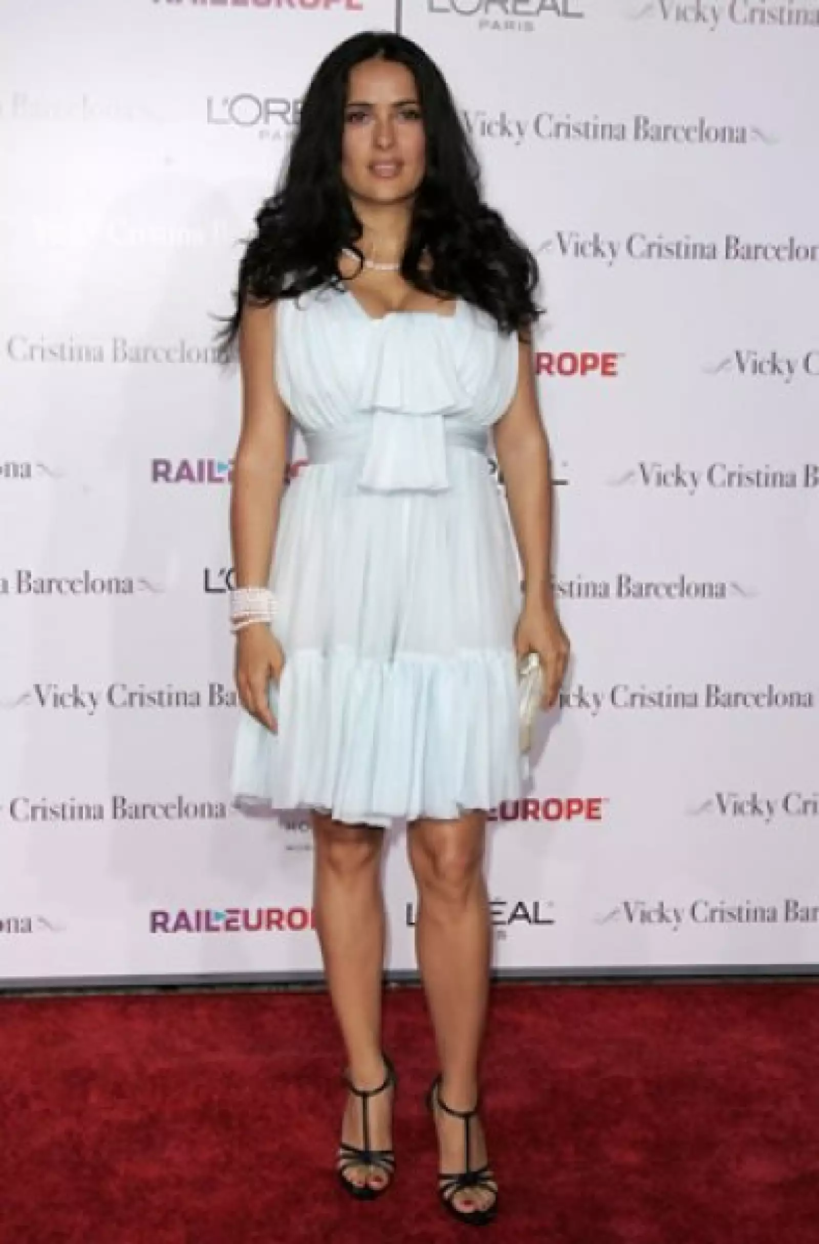 A pesar de que el blanco es un color que ayuda a estilizar la figura, aquí Salma se ve con unos kilos de más.