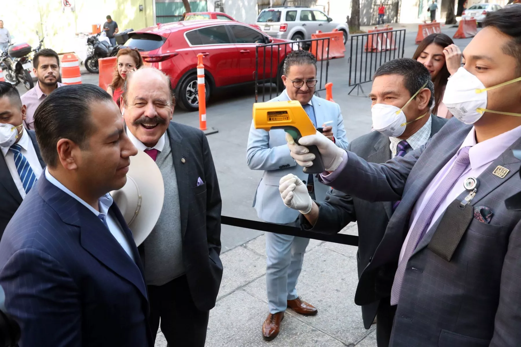 El senador Óscar Ramírez es revisado con el termómetro digital como medida preventiva ante el Covid-19