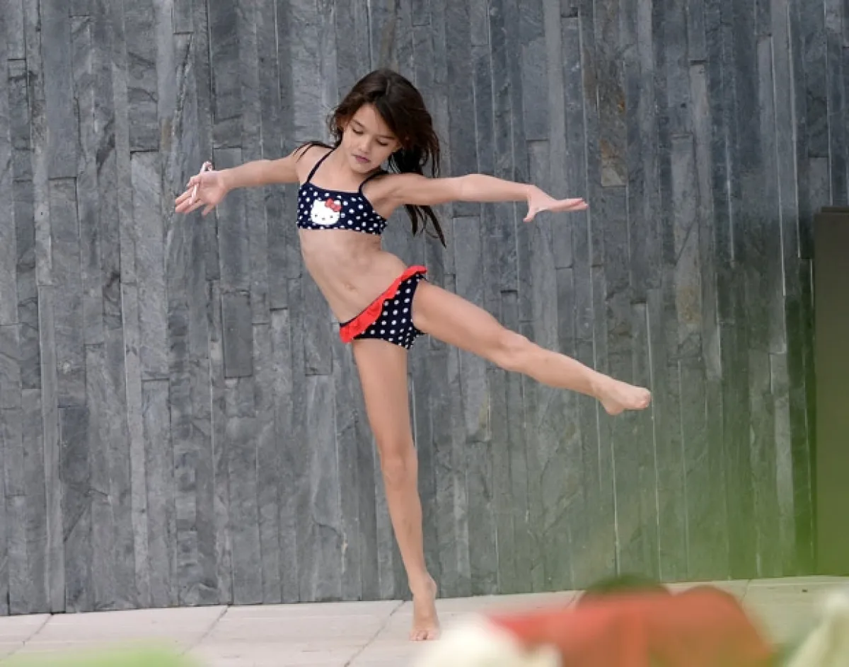 Suri demostró un poco de lo que hace en sus clases de gimnasia.