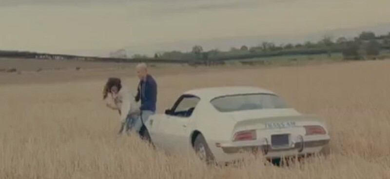 Cuando grabó el clip un granjero se quejó que haber visto a Rihanna en topless.