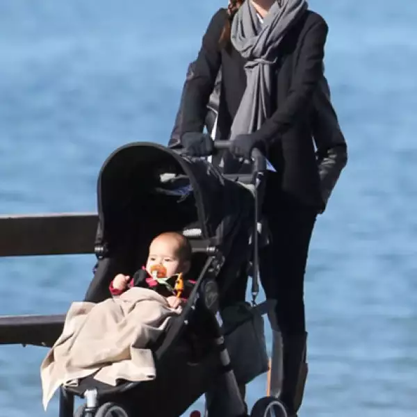 Miranda Kerr combina un sombrero marrón con un total look azul marino.