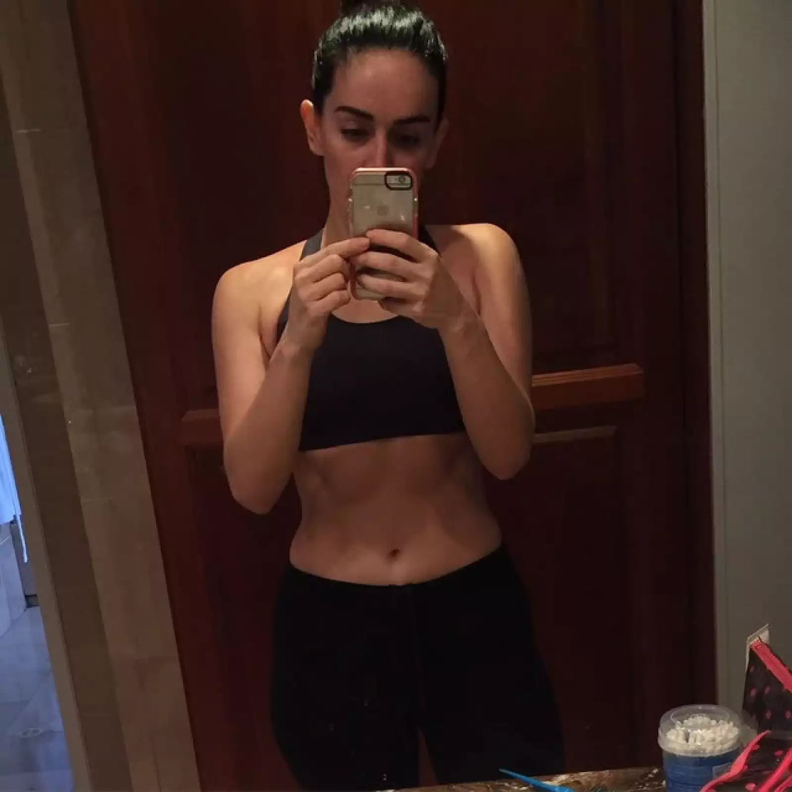 No tiene de qué preocuparse y es que sus constantes horas en el gym la hacen lucir siempre guapa.