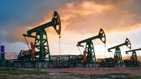 Bombas de petróleo trabajando en un atardecer.