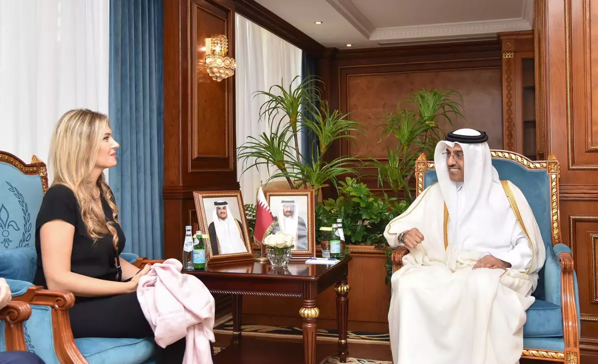 La vicepresidenta del Parlamento Europeo, Eva Kailí, habla con el ministro de trabajo de Qatar, Ali bin Samikh Al Marri, en una visita en Doha, Qatar. 