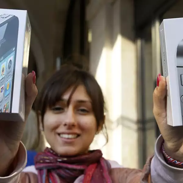 Amy Shoaw, la primera compradora en la tienda oficial de la firma de la manzana en Londres, adquirió los dos modelos.