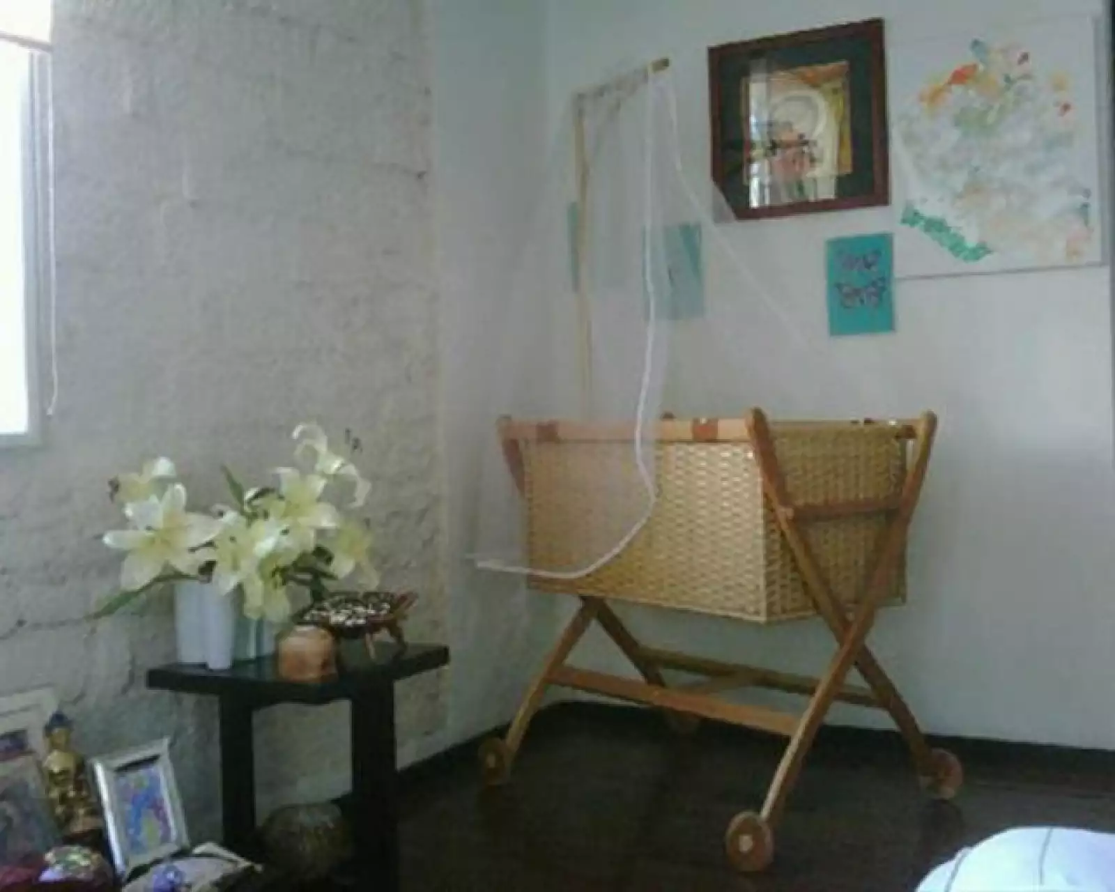 “La primera cama (camititita) de Iam, ¡aquí tendrá sus primeros sueños!” puso Claudia Lizaldi en la foto que subió en su Twitter.