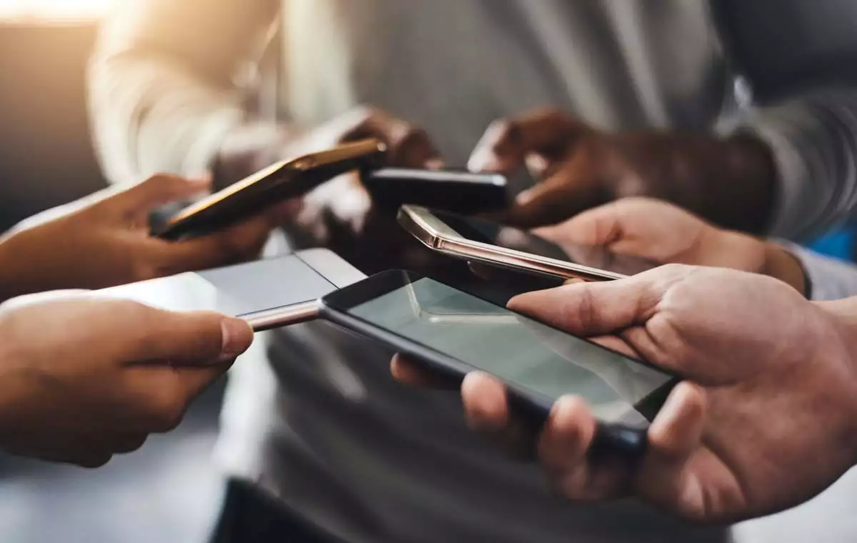 Personas mostrando sus teléfonos celulares