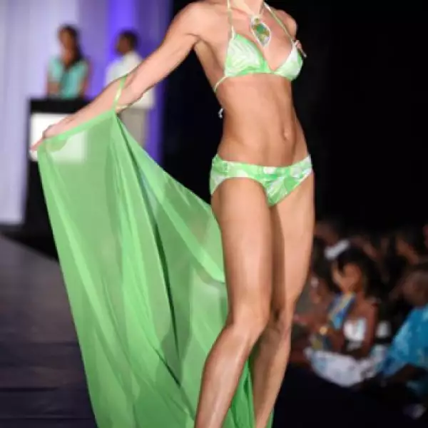 Eli Landa, de Noruega, presentó un bikini verde, el cual complementó con un pareo del mismo color y un collar.