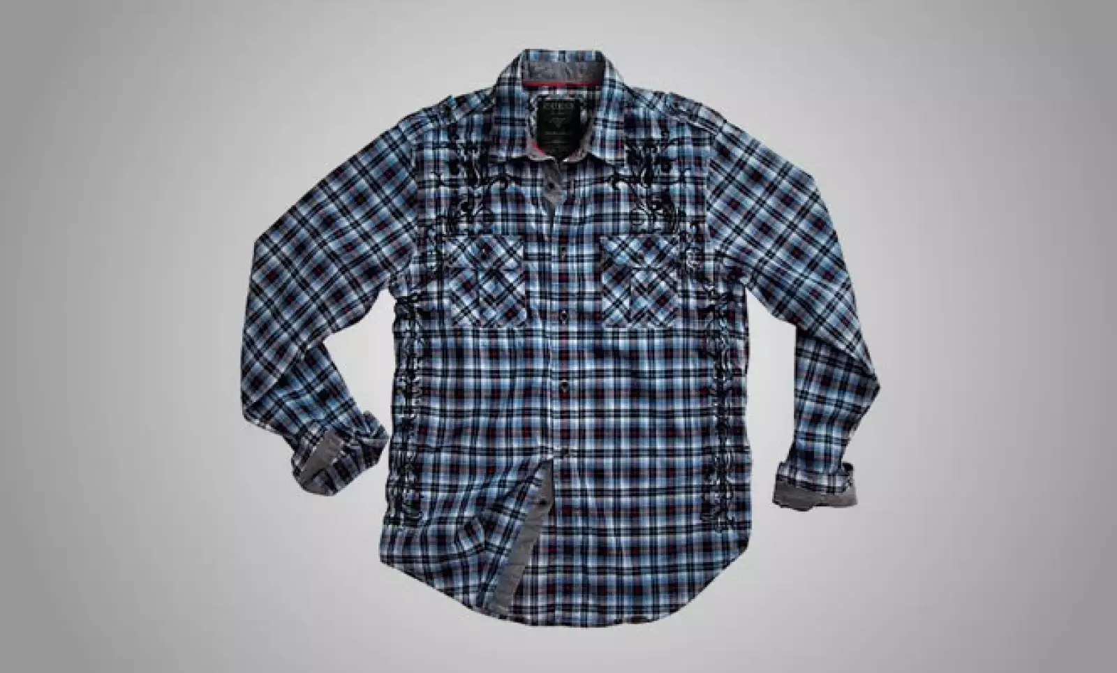 La colección de hombre tiene camisas escocesas con botones en el cuello y playeras con gráficos deslavados, disponibles en una variedad de colores.