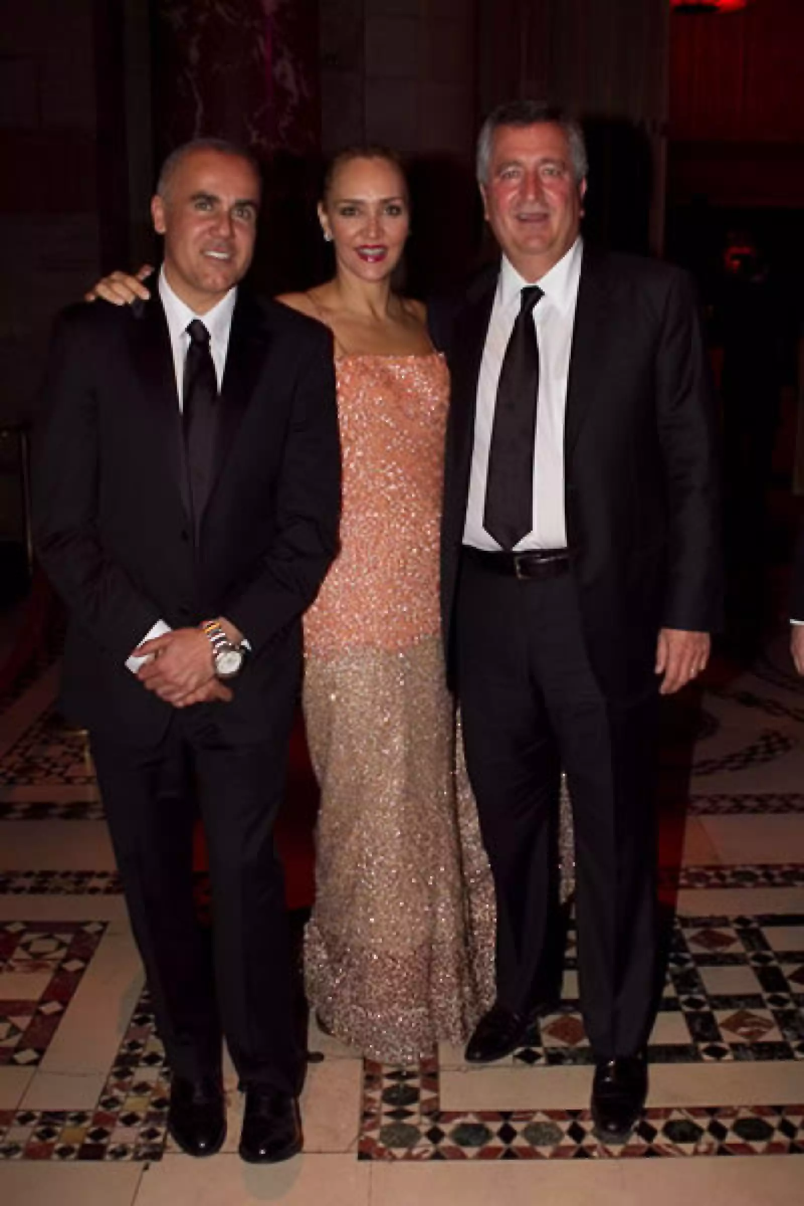El diseñador Ricardo Seco, el empresario y dueño de las Chivas Jorge Vergara y su esposa Angélica Fuentes, usando un vestido Reem Acra.