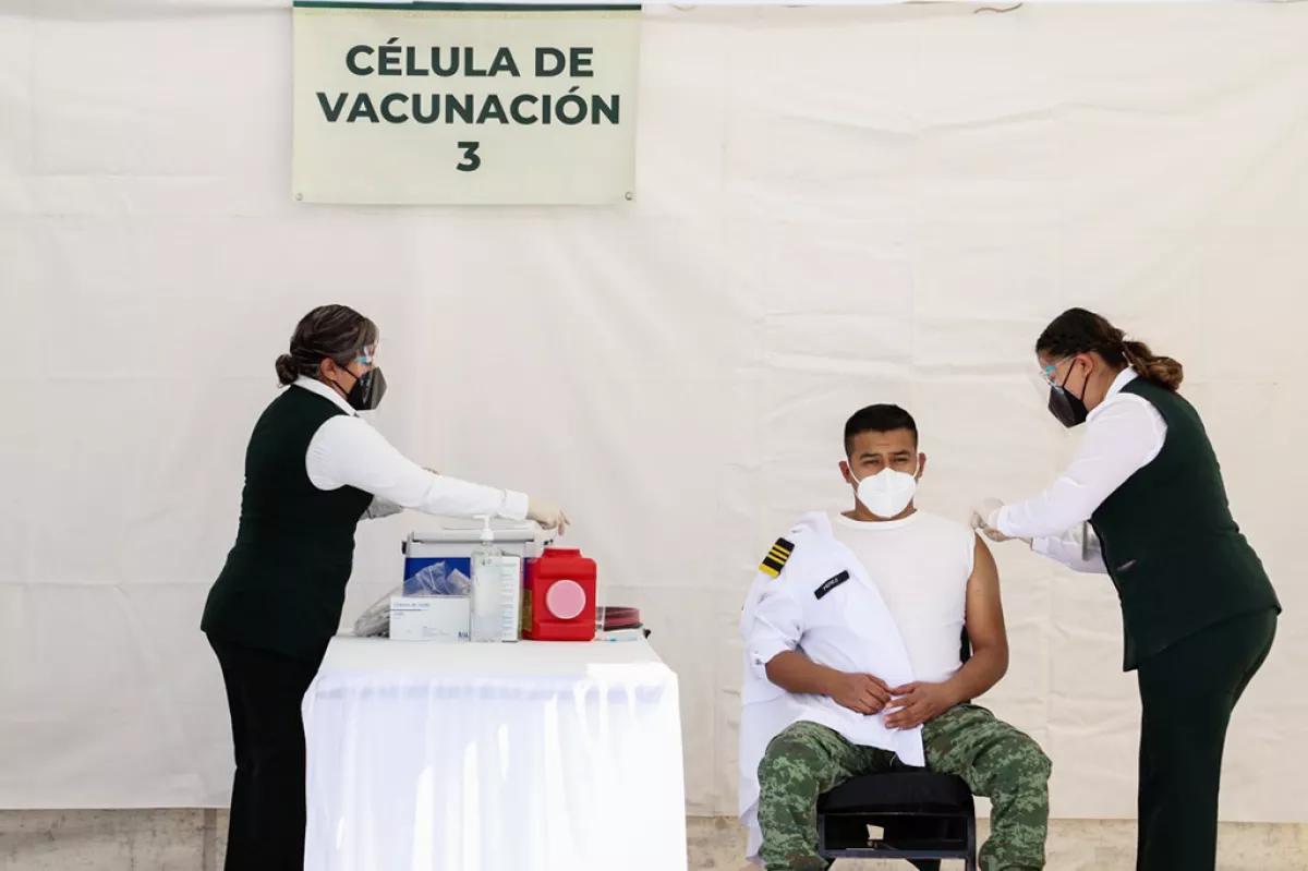 Aplicación de la vacuna contra covid-19 en el 69 Batallón de Infantería del estado de Coahuila.