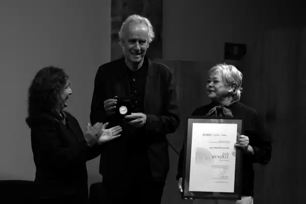 Jan Hendrix al recibir la medalla Bellas Artes. 