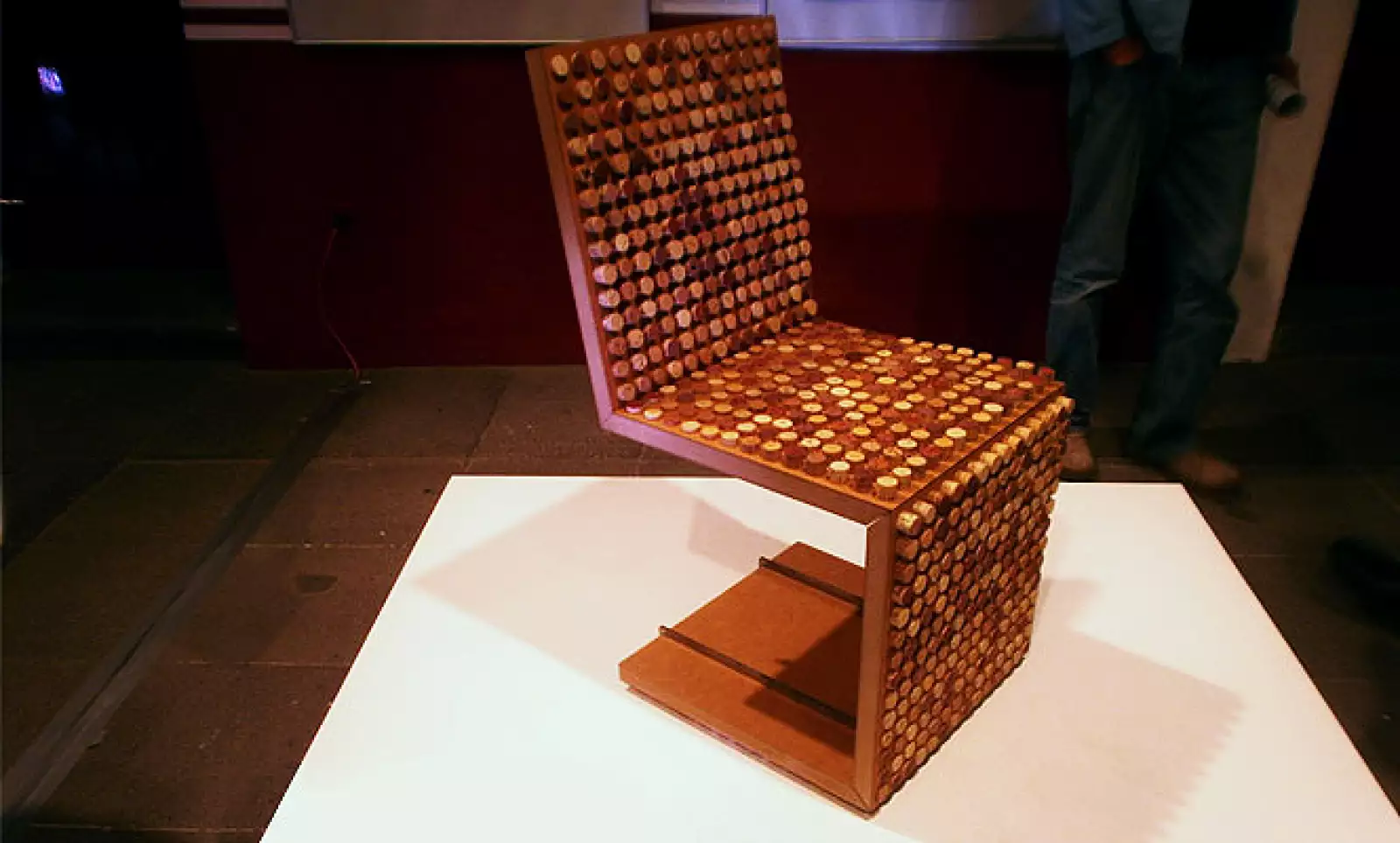 6.	The ec chair nace de la idea de unir dos materiales reciclables como el MDF y los corchos de botellas de vino. El MDF sirve como base para el producto de deshecho: corchos de botellas de vino, cuya capacidad de compresión y textura brindan al producto 