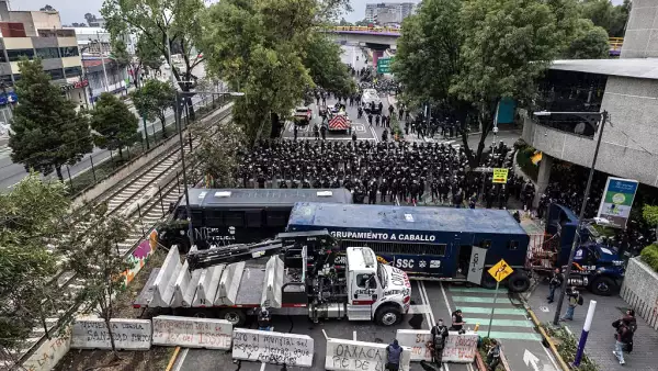 Policías detienen marcha de la CNTE hacia el Estadio Ciudad de México