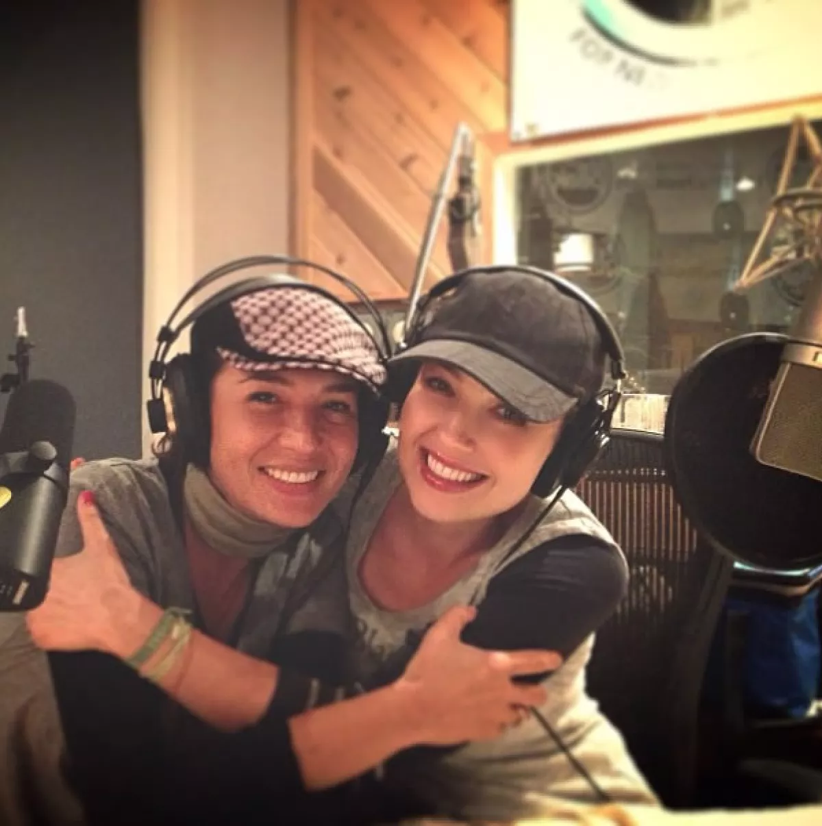 Thalía invitó a Yolanda Andrade a su programa de radio: `Friendship is for ever! @yolandandrade en el estudio de #conexionthalia risas 4ever!!!!´.