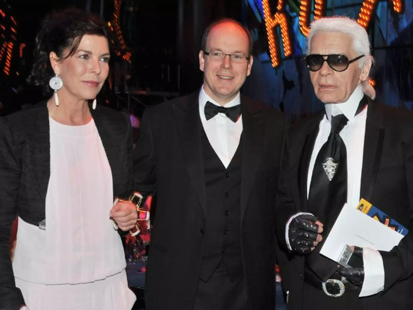Personalidades de la moda también acudieron, como el diseñador alemán Karl Lagerfel Karl Lagerfeld, quien posó con Carolina y Alberto.