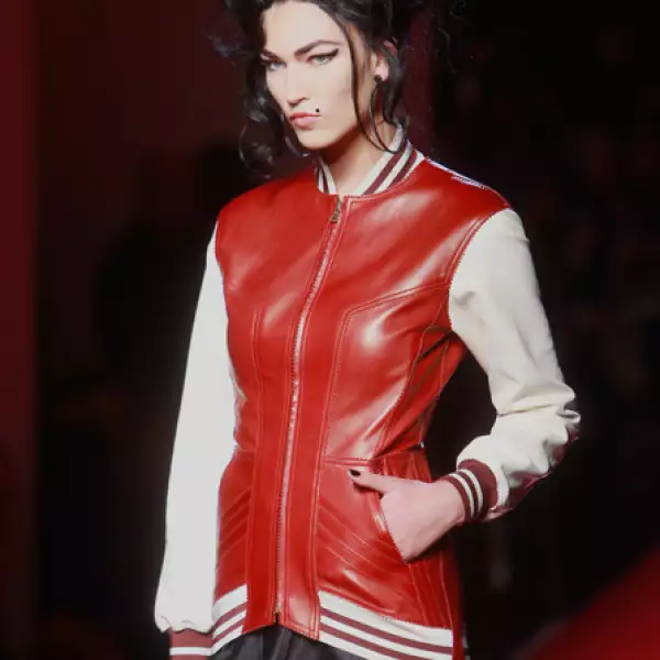 Gaultier propone el regreso de las chaquetas tipo `varsity´ como un obligado para la próxima temporada.