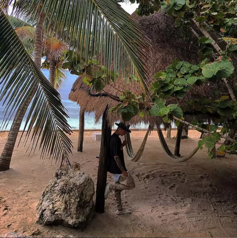 El cantante continúa en nuestro país y, después de nadar en el cenote Yaxmuul, entre otras actividades, estuvo en una ceremonia maya en la playa, donde además disfrutó de un show con bailarines.