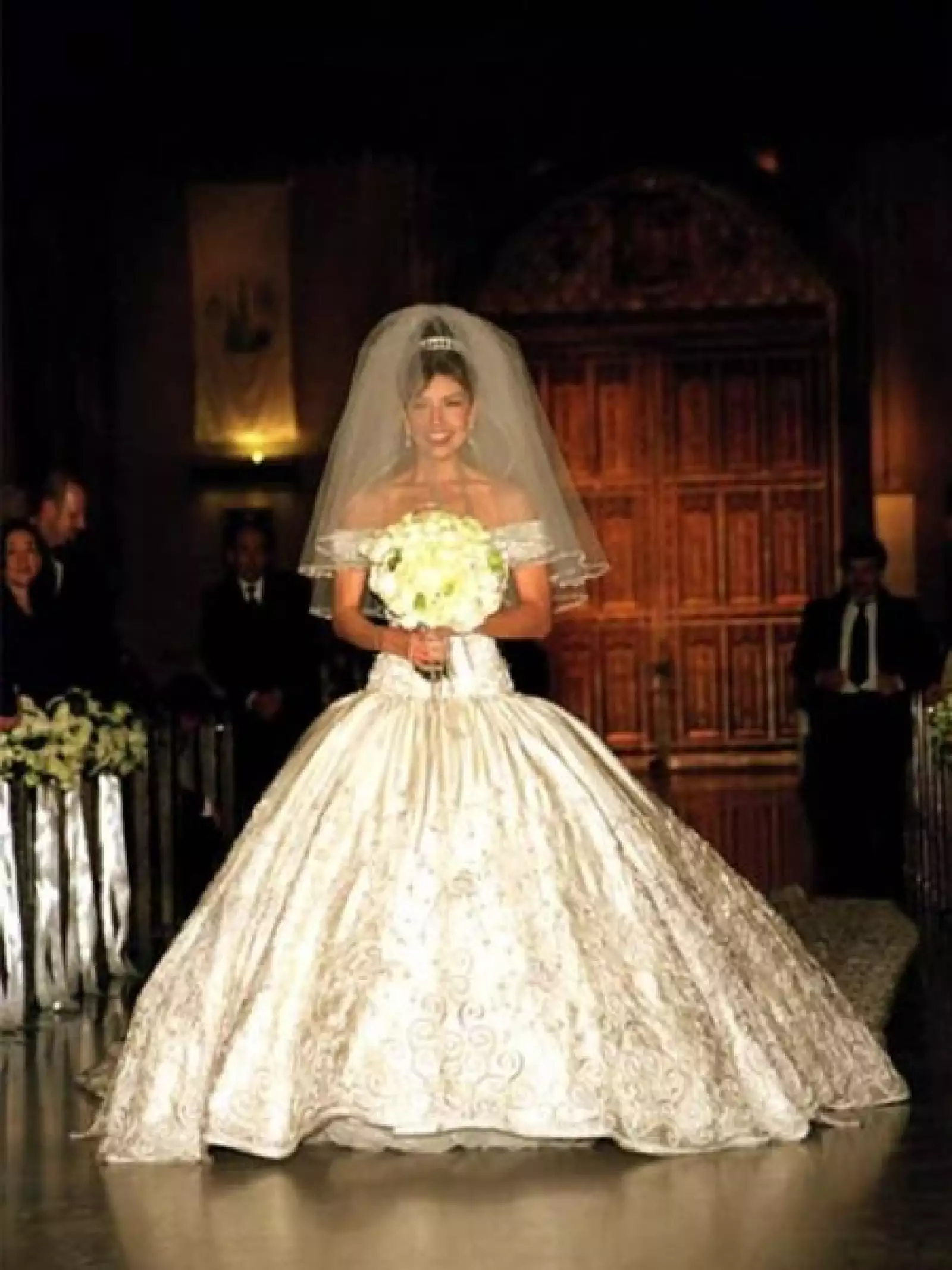 Thalía lucía como una verdadera princesa de cuento de hadas, pues su vestido blanco fue inspirado en los que usaba la emperatriz Carlota de Habsburgo.