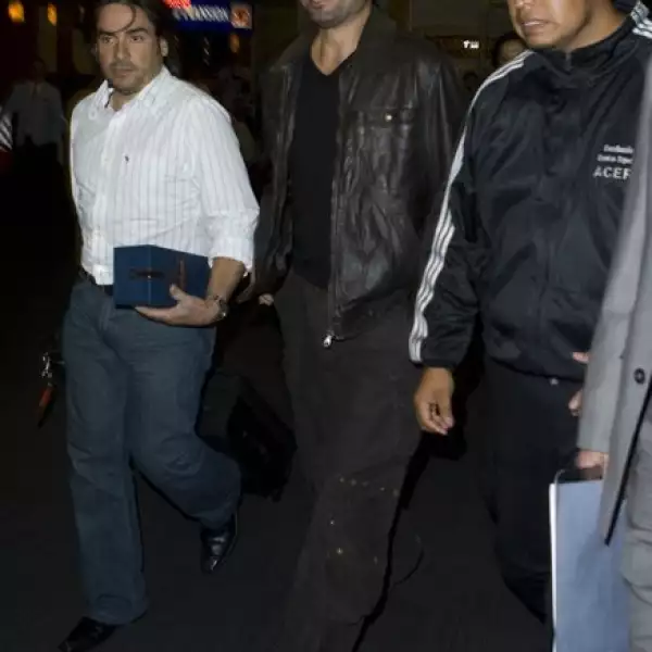 Chayanne opta por lo clásico y para nada le gusta llamar la atención. Lo suyo, los jeans, chamarra y zapatos cómodos..