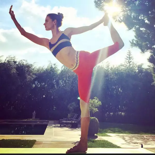 Alessandra Ambrosio cultiva mente y cuerpo practicando yoga.