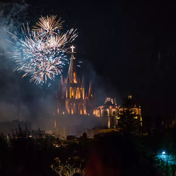 Fuegos artificiales iluminan la mágica ciudad