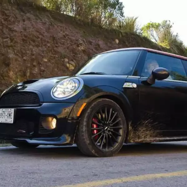 Bajo el cofre de esta versión deportiva John Cooper Works, encontramos la misma planta de poder que en la versión Cooper S, un motor de cuatro cilindros de 1.6 litros, acoplado a una transmisión manual de seis cambios.