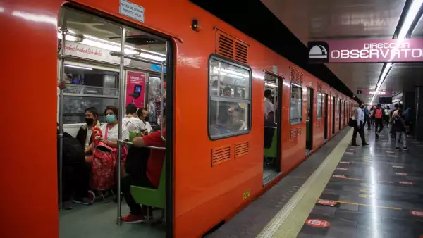 Gente viaja a borde del vagón de un vagón de la Línea 1 del Metro de la CDMX, que cerrará de forma parcial en 2022