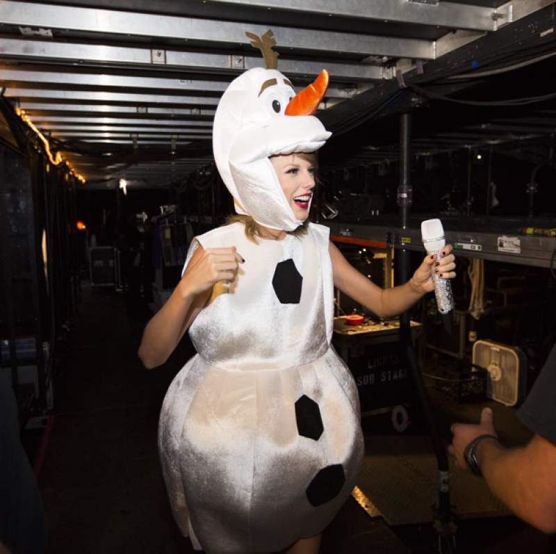 Taylor Swift lucía súper tierna con su disfraz de la película Frozen.