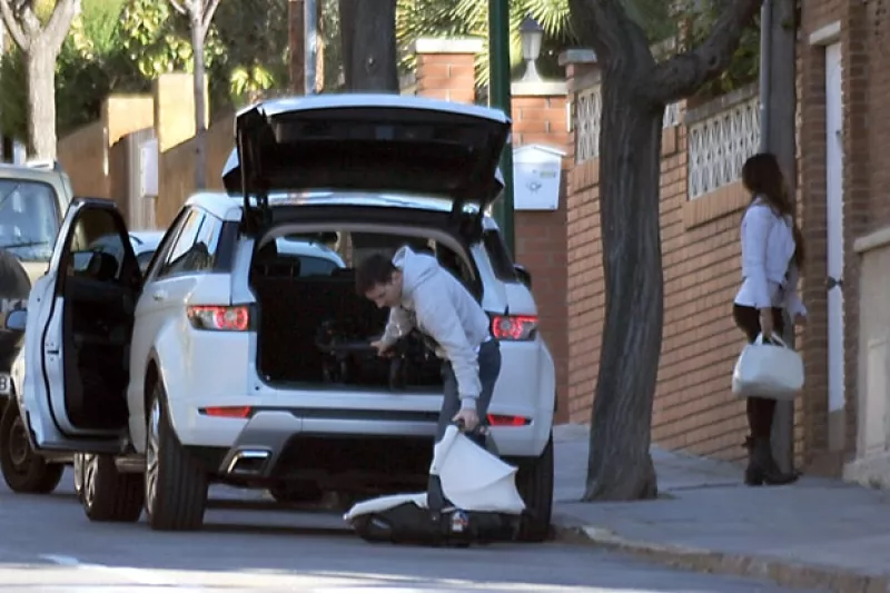 El astro del balompié y su novia Antonella Rocuzzo fueron captados en Barcelona. En la imagen se aprecia al jugador bajando de su automóvil un portabebé.
