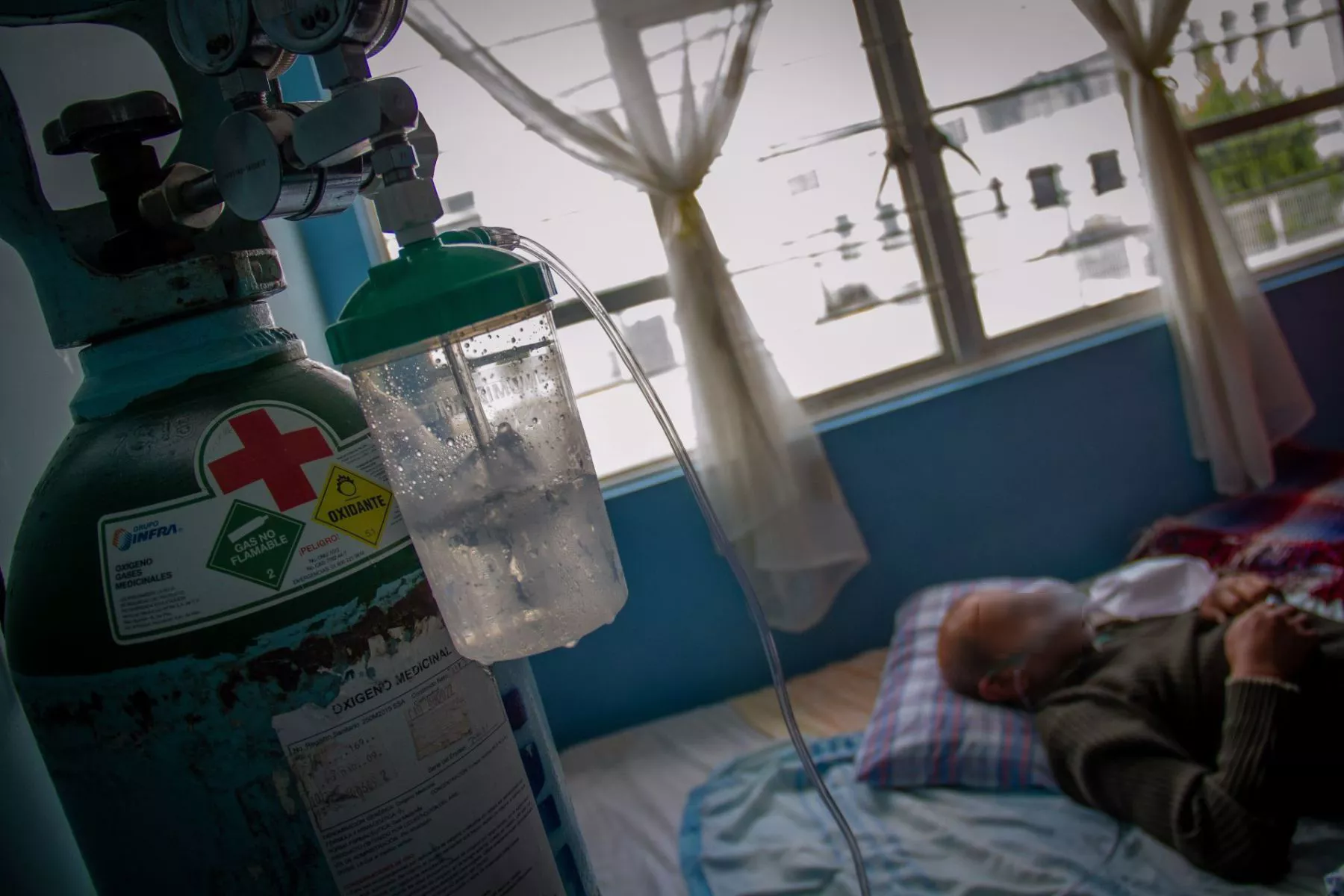 Una de cada 10 personas que muere por COVID-19 en la capital del país fallece en su casa o camino a un hospital. 