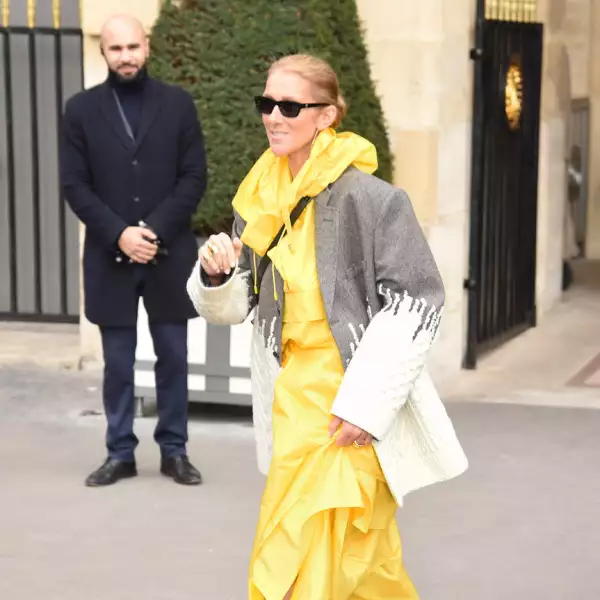 Celine Dion en un vestido y tenis de Margiela