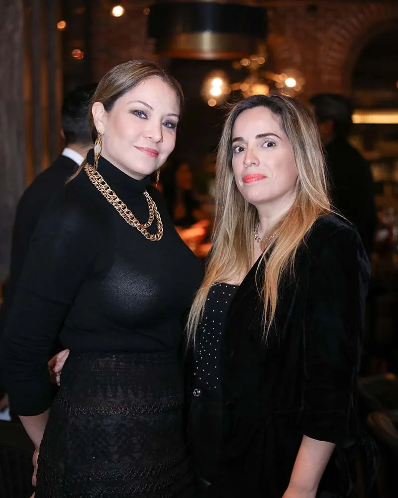 Dos mujeres vestidas de negro en restaurante Cuerno