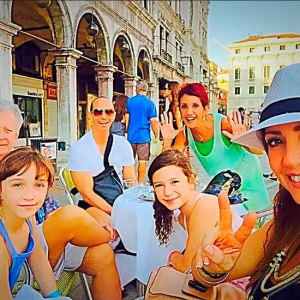 Andrea Legarreta disfruta este verano en compañía de su esposo Erik Rubín, sus hijas Mina y Nina y sus papás en Europa. Aquí los vemos en la Plaza de San Marcos.