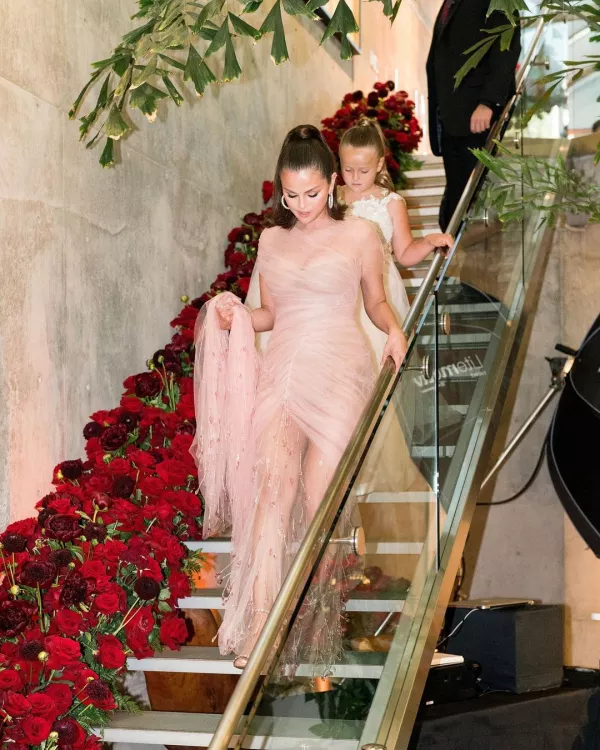 Selena Gomez cumplió 30 años y lo celebró como quinceañera con vestido Versace