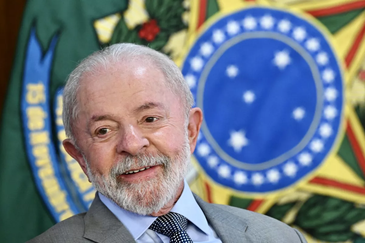 El presidente de Brasil, Luiz Inacio Lula da Silva, hace gestos durante el lanzamiento de un programa para apoyar a los taxistas en el Palacio Planalto en Brasilia el 14 de julio de 2025. Lula da Silva instruyó a su vicepresidente y ministro de industria y comercio, Geraldo Alckmin, a formar una comisión con los sectores más afectados por los aranceles del 50% impuestos por el presidente de los Estados Unidos, Donald Trump, para negociar con el gobierno de los Estados Unidos en un intento de evitar que los aranceles entren en vigor el 1 de agosto.
